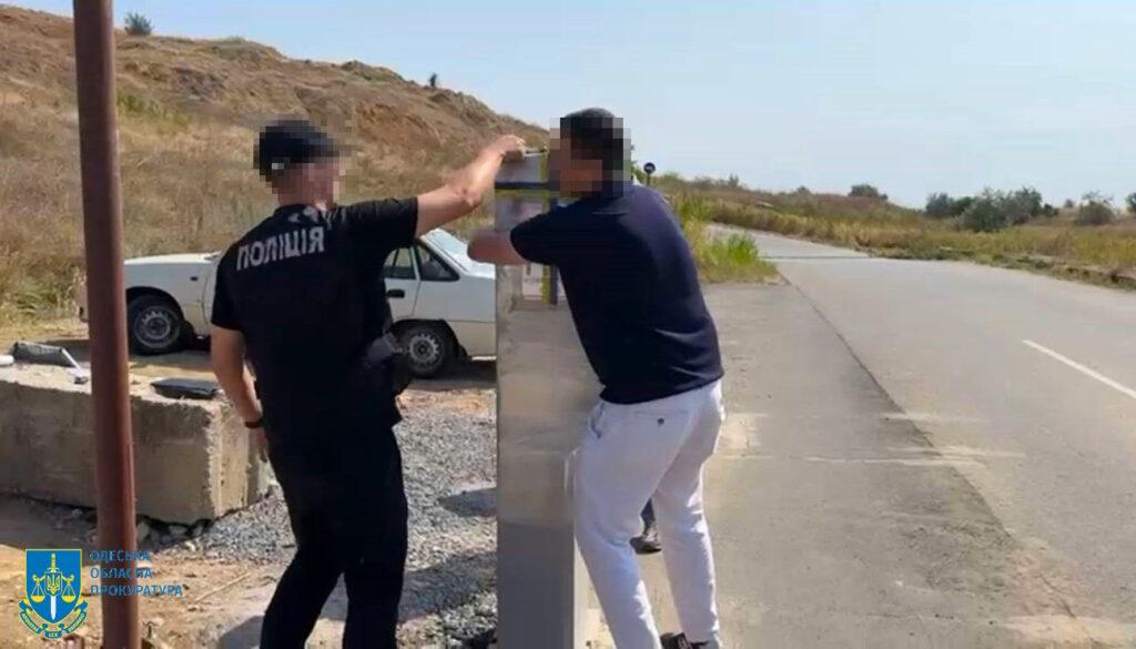 В Одессе демонтируют незаконные шлагбаумы на побережье Черного моря