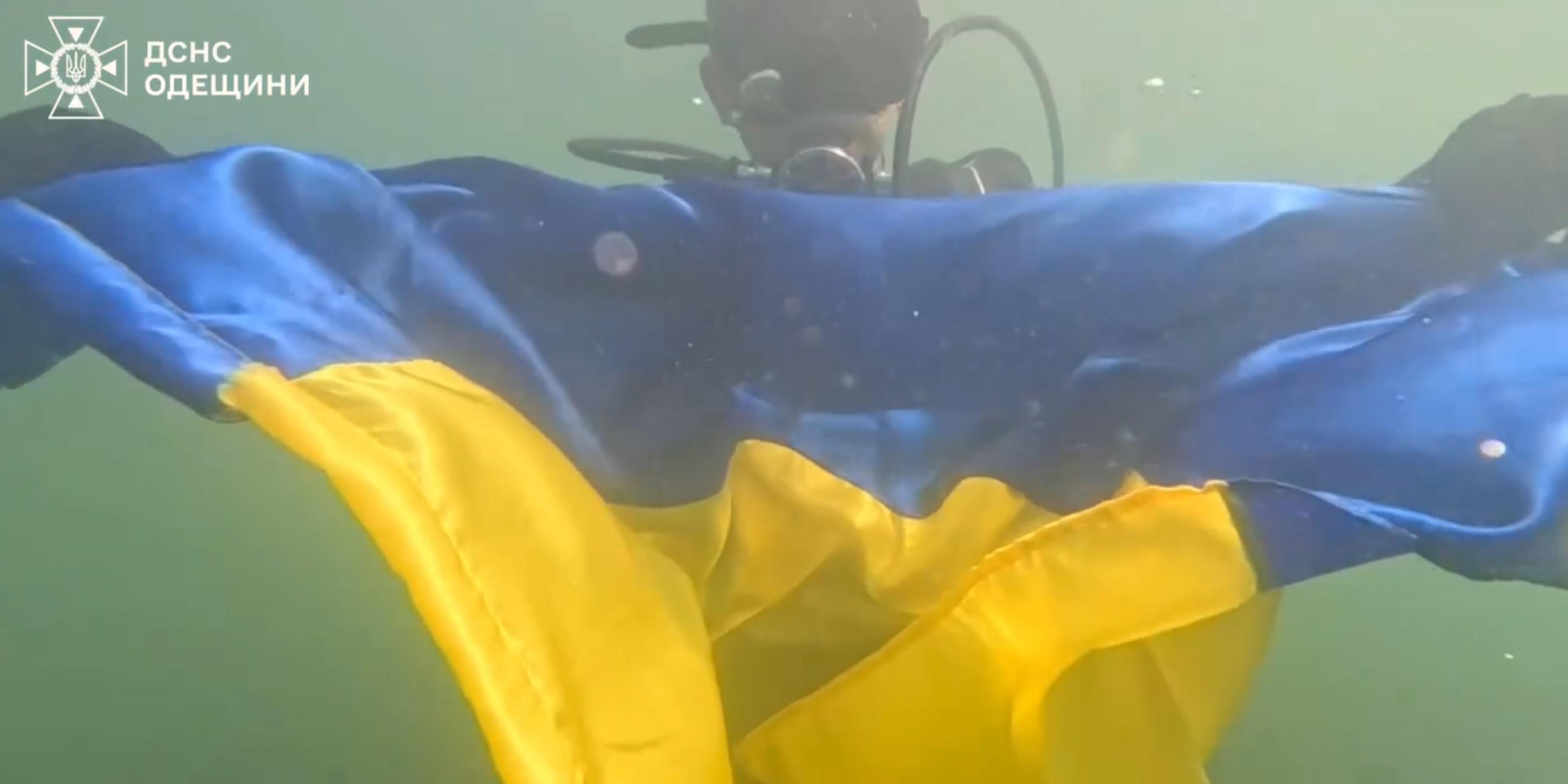 Под водой и с высоты птичьего полета: одесские спасатели развернули флаги Украины