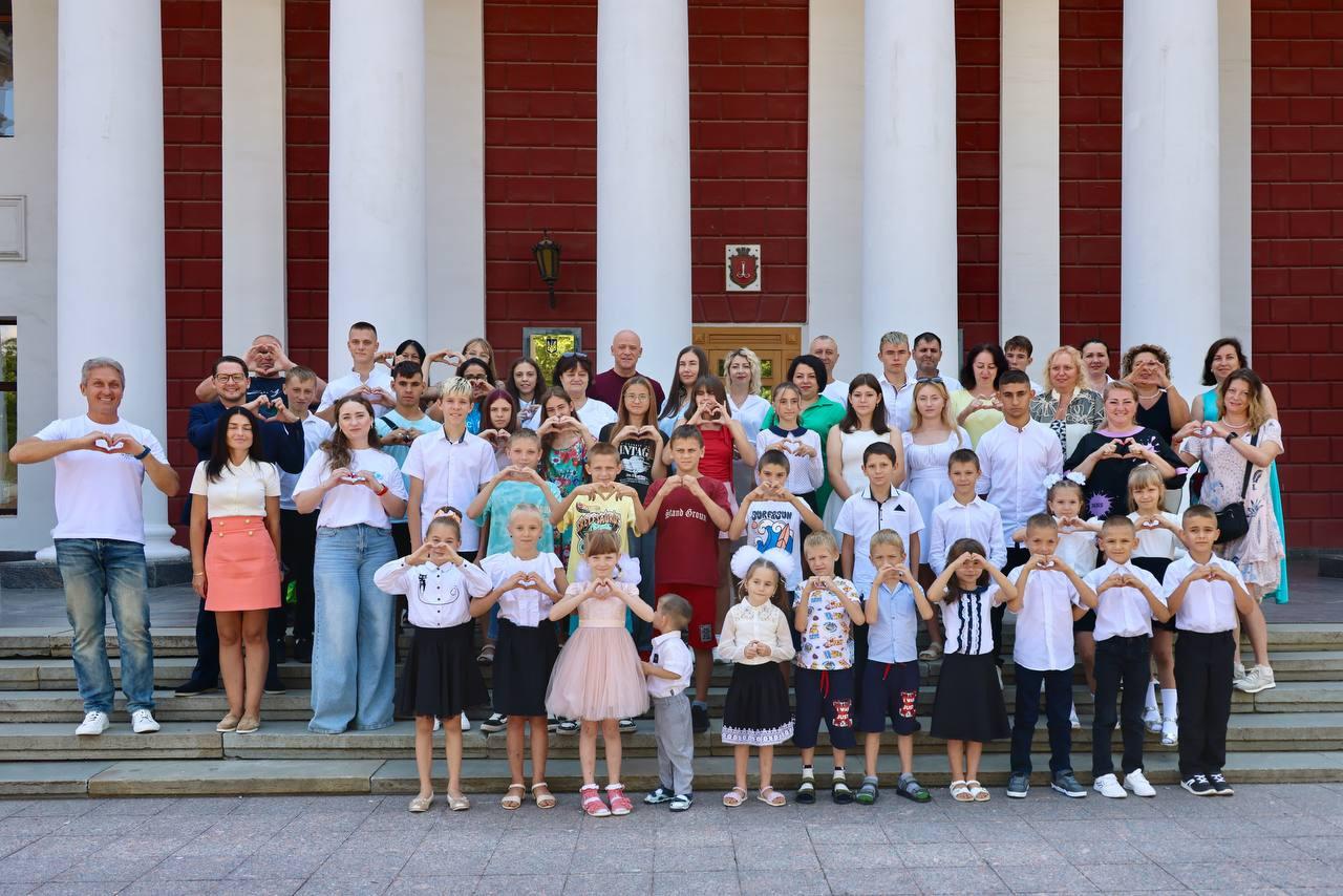 В Одесі евакуйовані з Донеччини дитячі будинки сімейного типу отримали ключі від нових осель