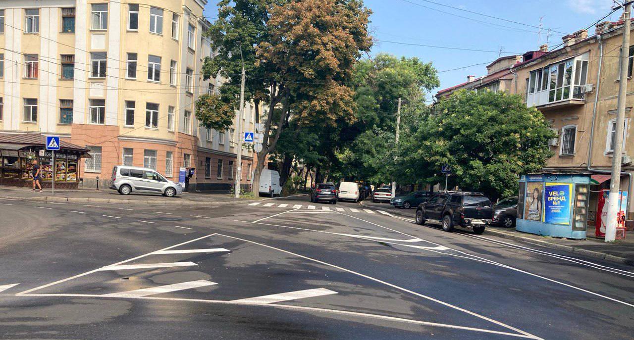Коммунальщики обновляют дорожную разметку в Одессе