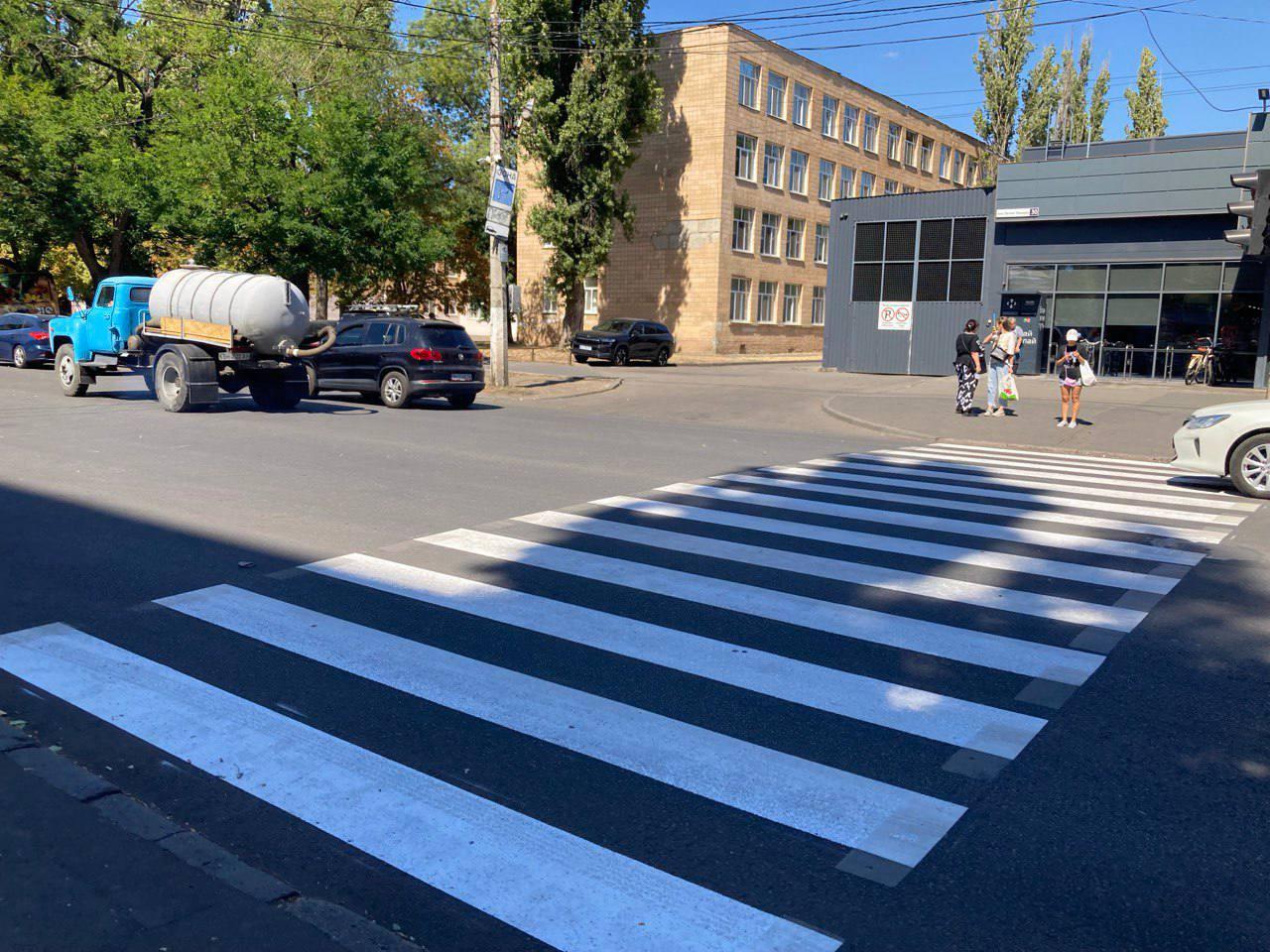 В Одесі оновлюють розмітку біля навчальних закладів