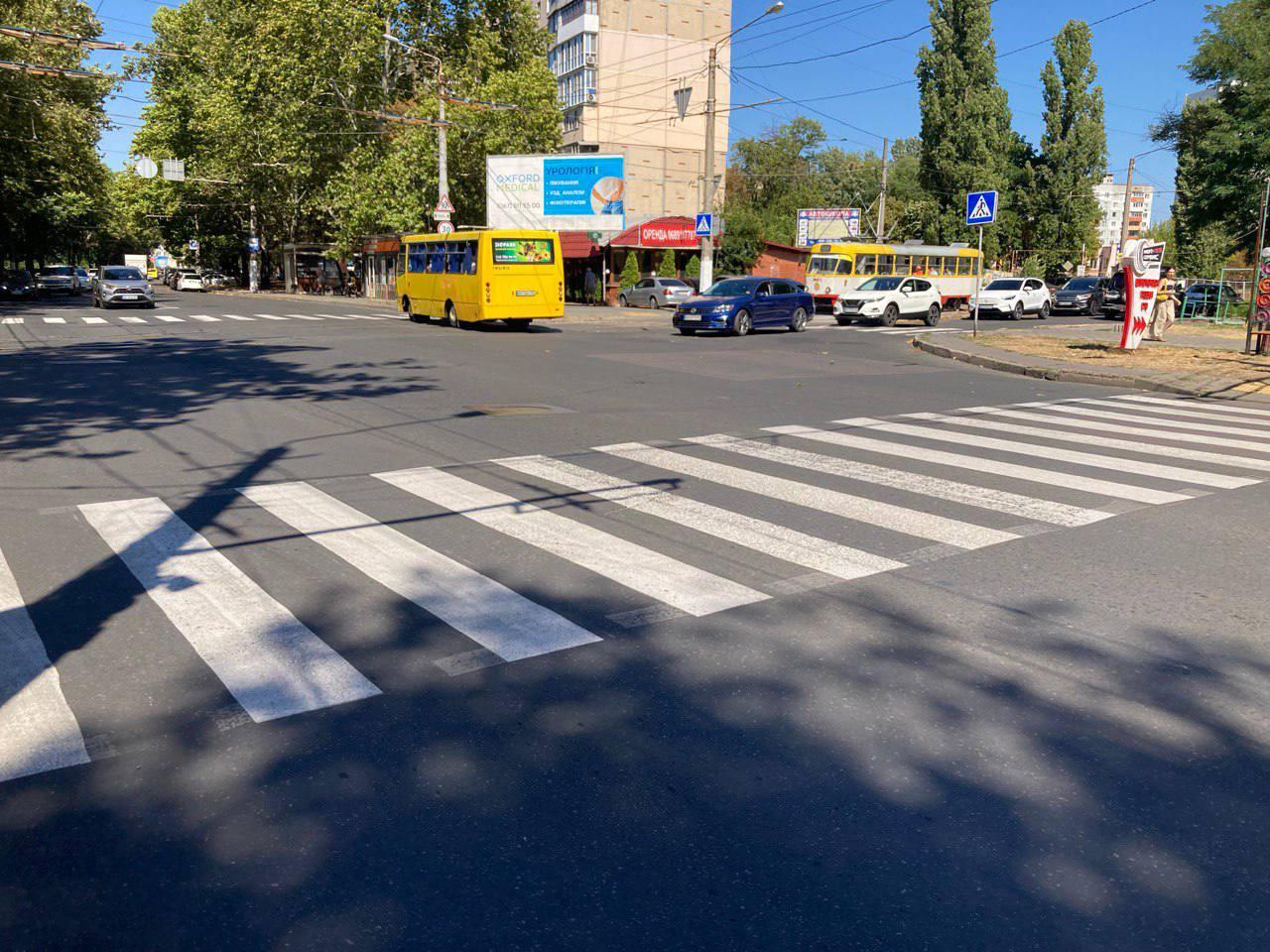 В Одесі оновлюють розмітку біля навчальних закладів