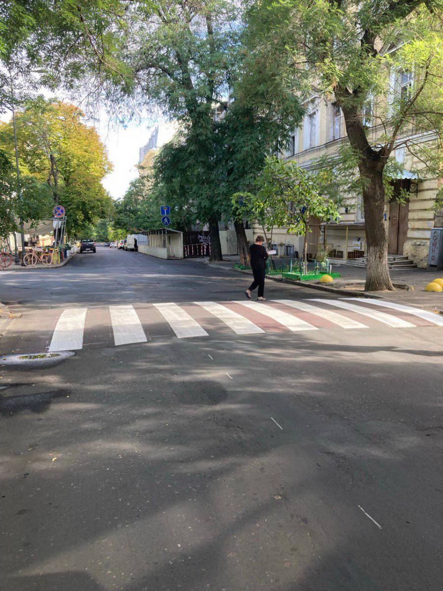 В Одесі оновлюють розмітку біля навчальних закладів