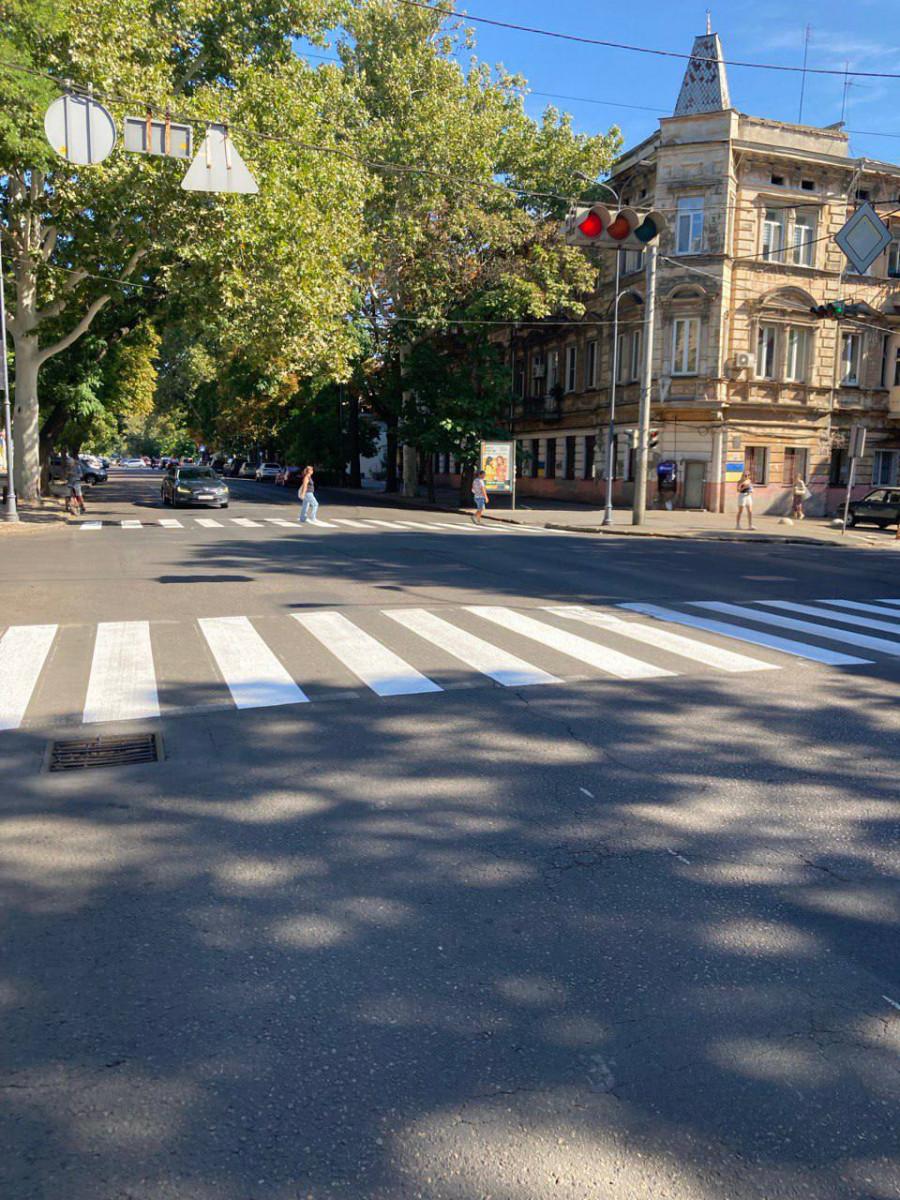 В Одесі оновлюють розмітку біля навчальних закладів В Одесі оновлюють розмітку біля навчальних закладів