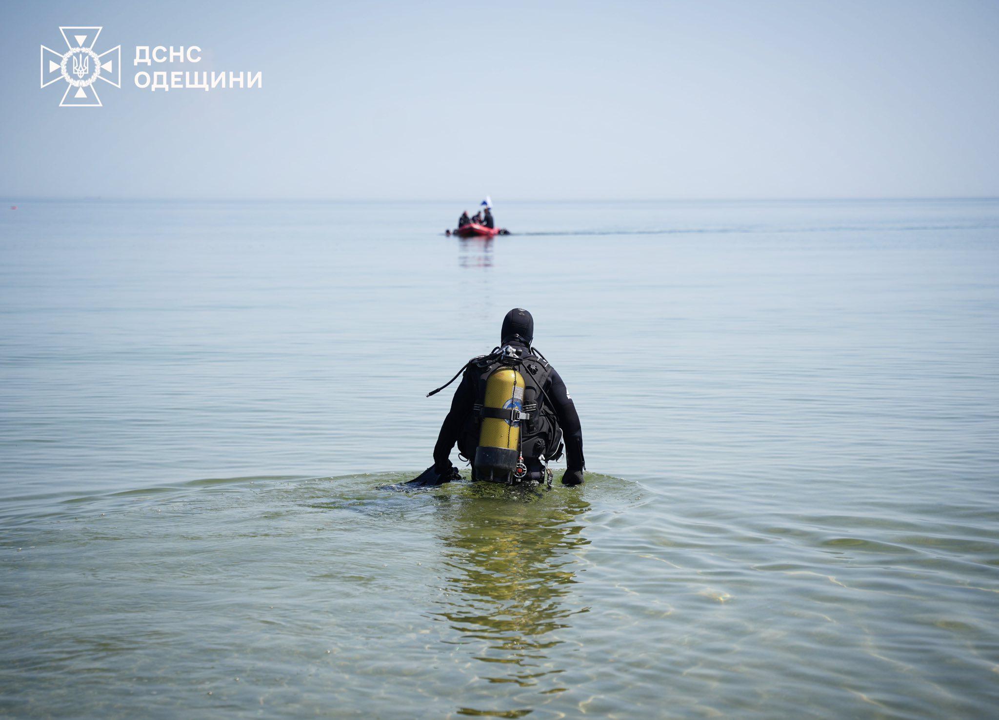 У Чорноморську тривають пошуки підлітка, який зник у морі У Чорноморську тривають пошуки підлітка, який зник у морі