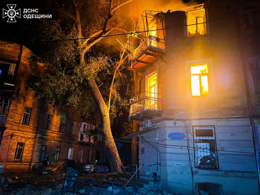 Одесские коммунальщики восстановили кровлю поврежденного в результате атаки рф дома