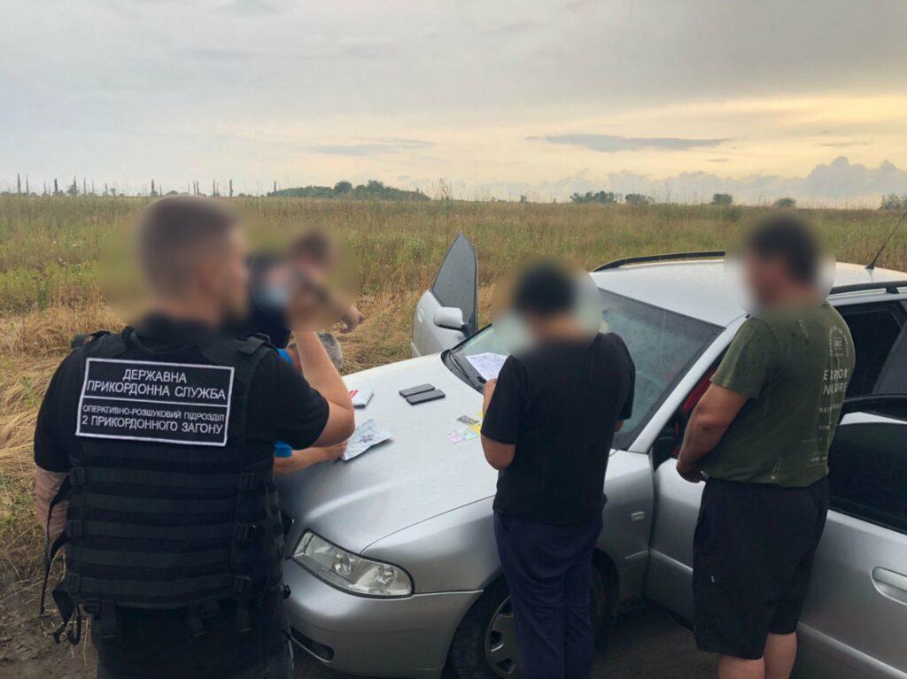 Пара из Одесской области переправляла военнообязанных мужчин через границу
