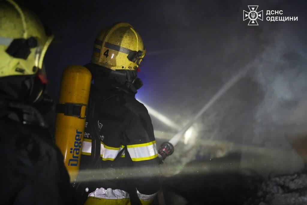 Півсотні вогнеборців гасили масштабну пожежу в Одеському районі