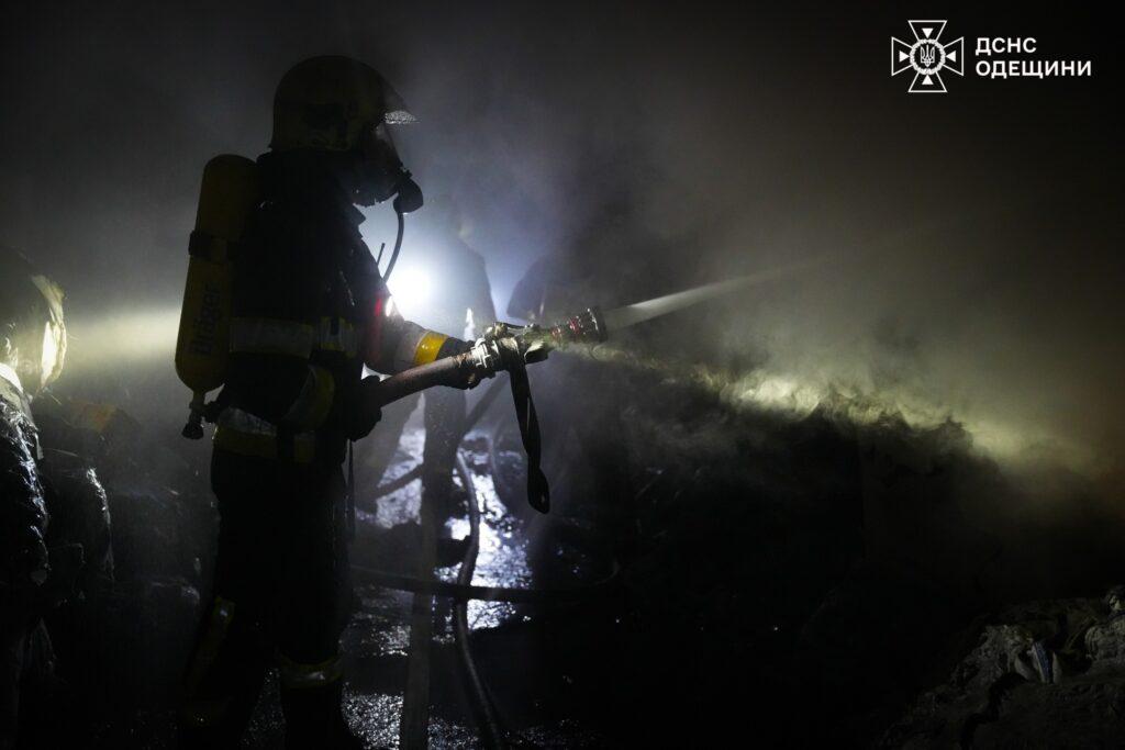Півсотні вогнеборців гасили масштабну пожежу в Одеському районі