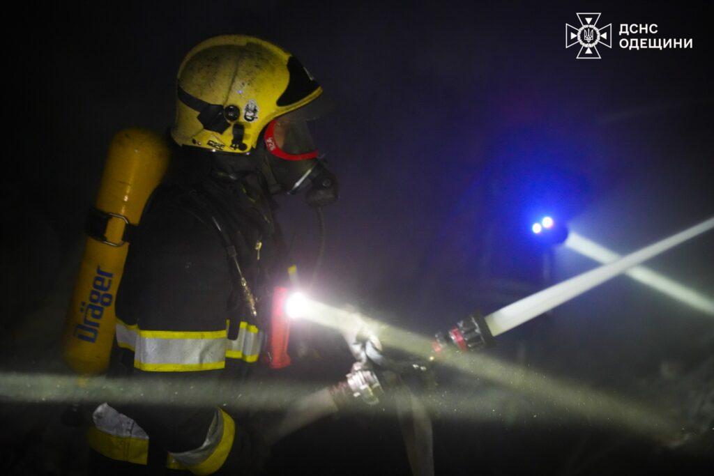 Півсотні вогнеборців гасили масштабну пожежу в Одеському районі