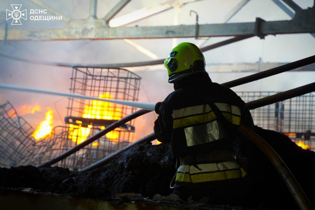 Півсотні вогнеборців гасили масштабну пожежу в Одеському районі