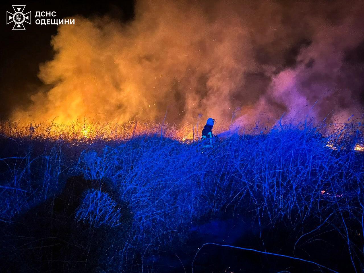 Масштабный пожар вспыхнул в пригороде Одессы в результате ночной российской атаки (фото, видео)
