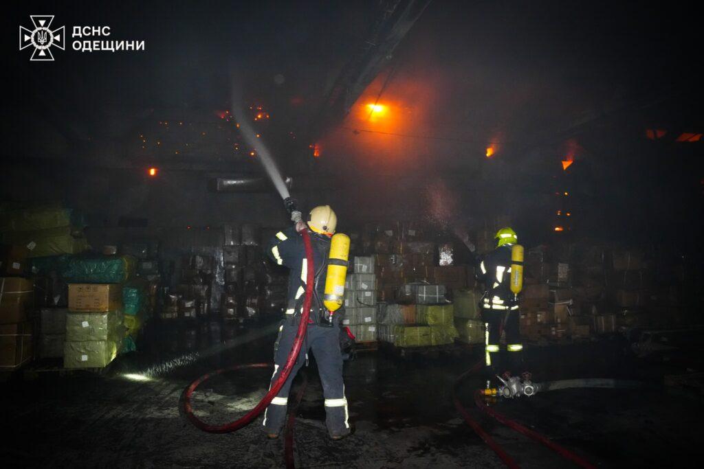 Півсотні вогнеборців гасили масштабну пожежу в Одеському районі