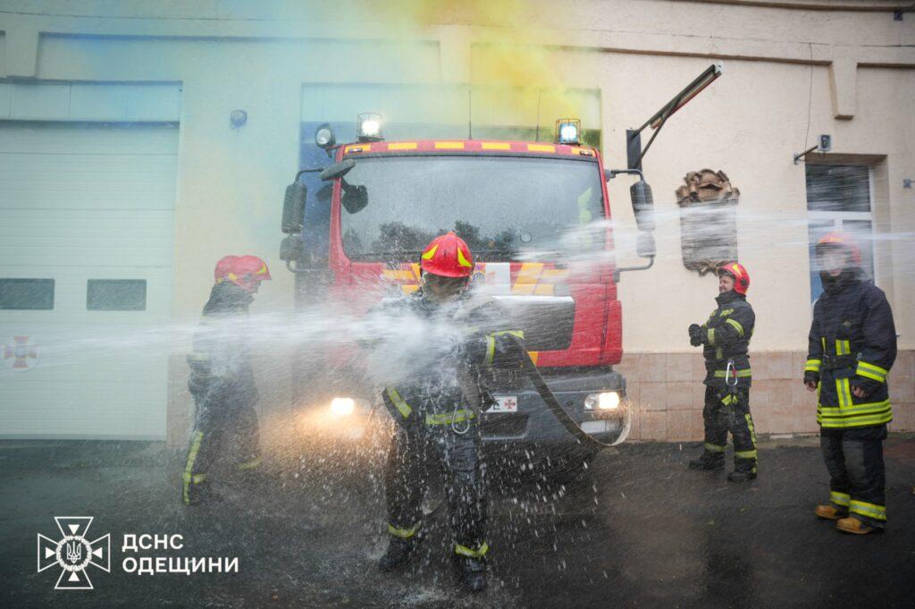 Одеські вогнеборці з почестями провели на пенсію колегу