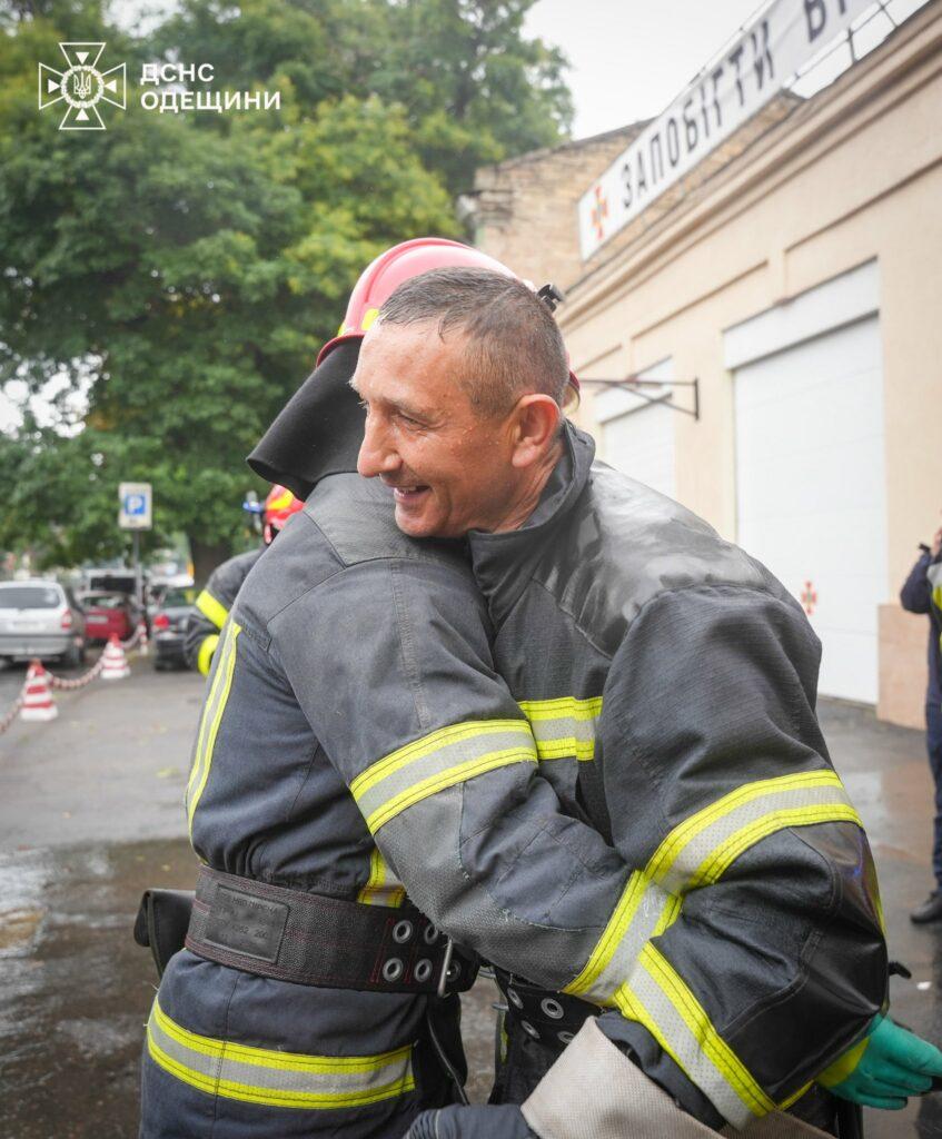 Одеські вогнеборці з почестями провели на пенсію колегу