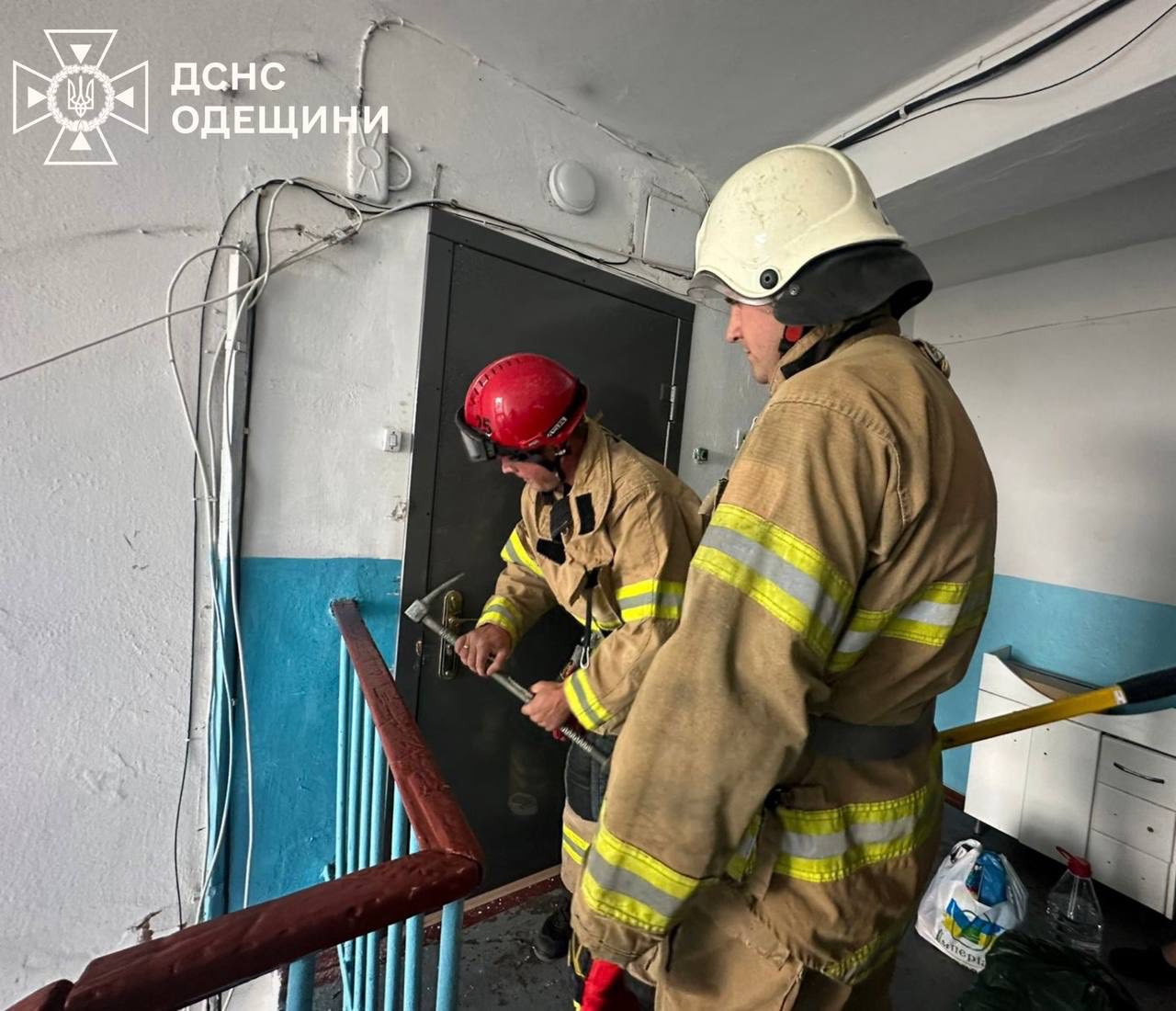 На Одещині рятувальники визволили дворічного хлопчика із зачиненої квартири