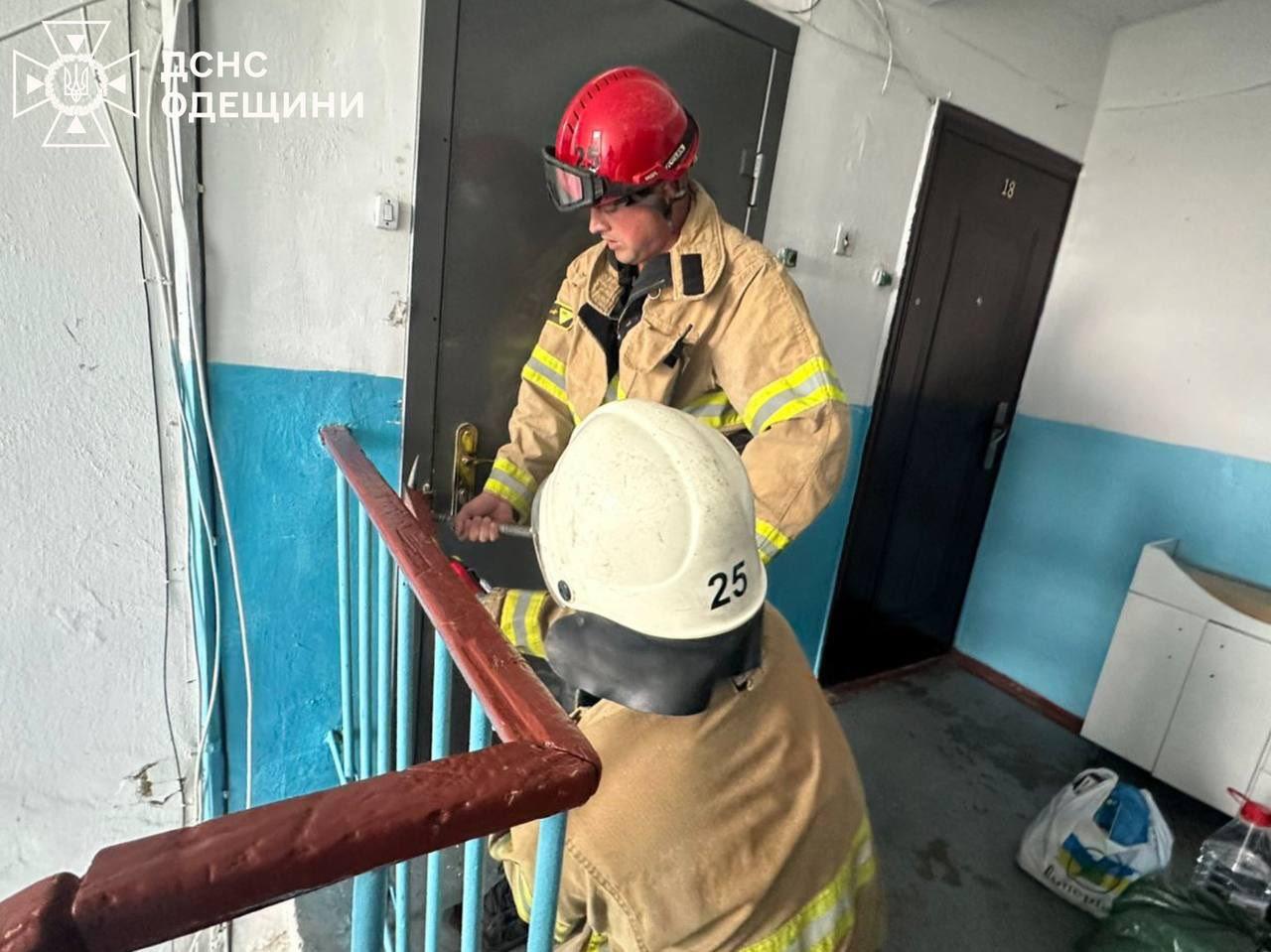 На Одещині рятувальники визволили дворічного хлопчика із зачиненої квартири