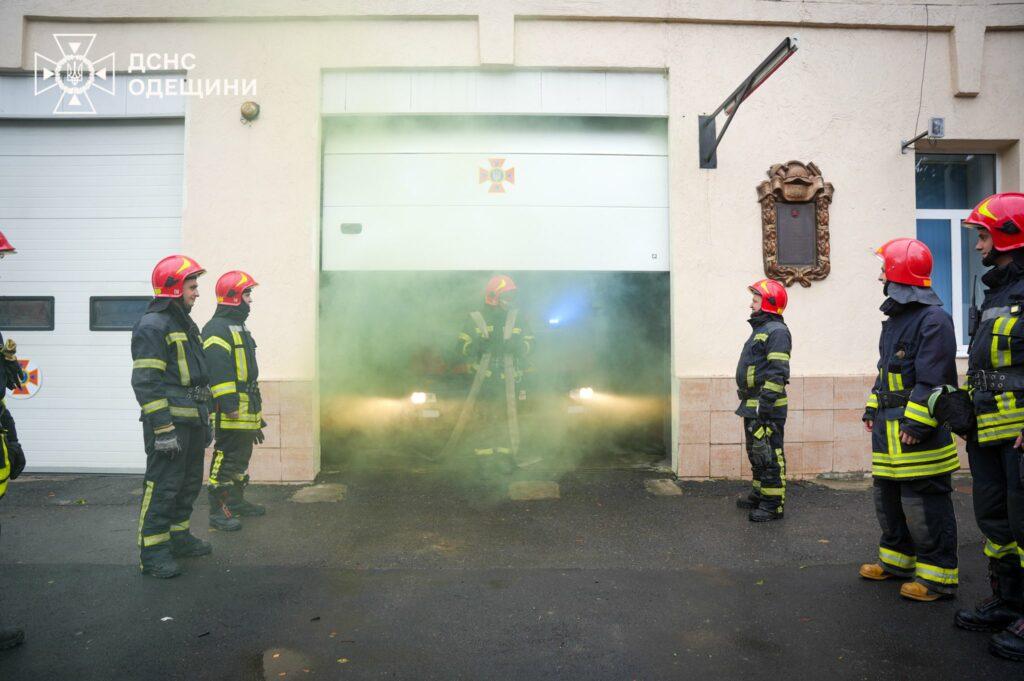 Одеські вогнеборці з почестями провели на пенсію колегу