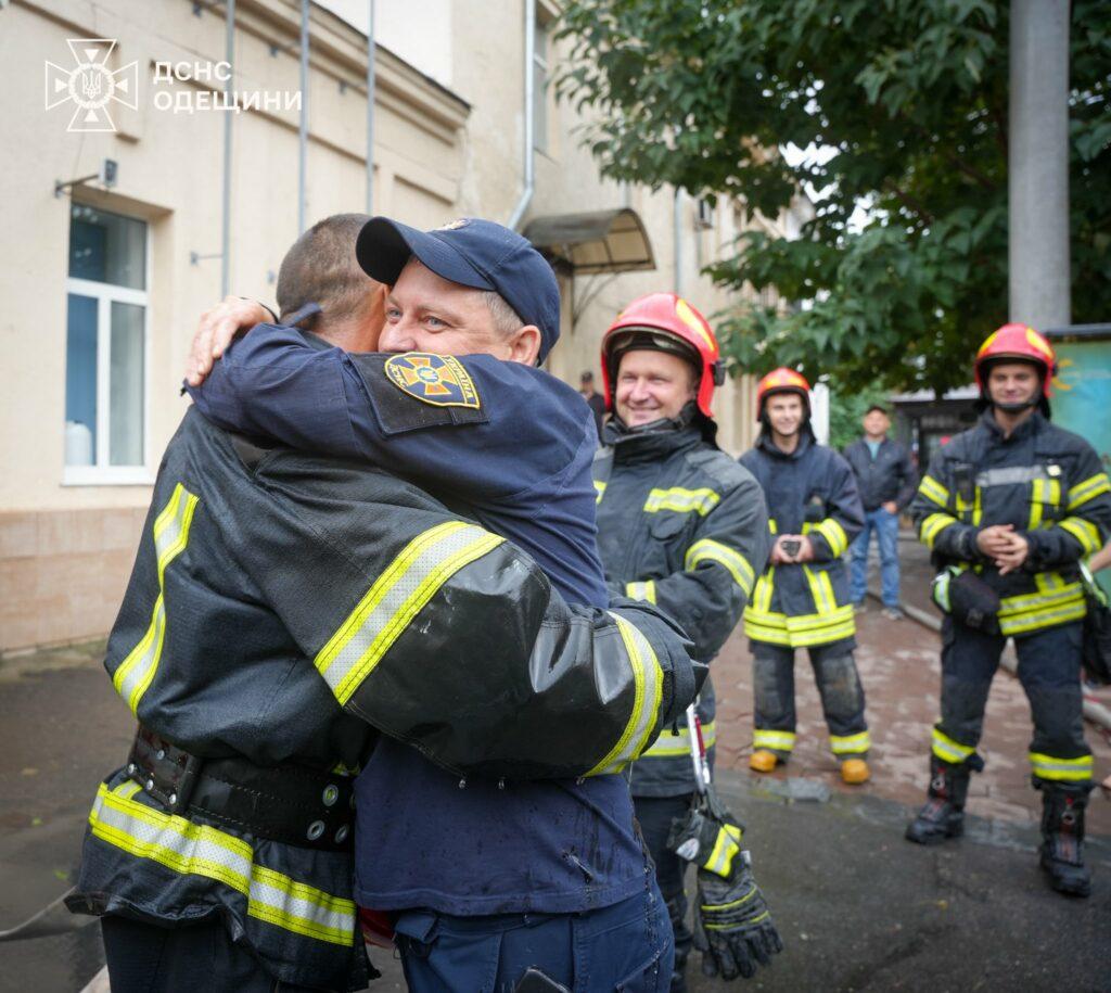 Одеські вогнеборці з почестями провели на пенсію колегу