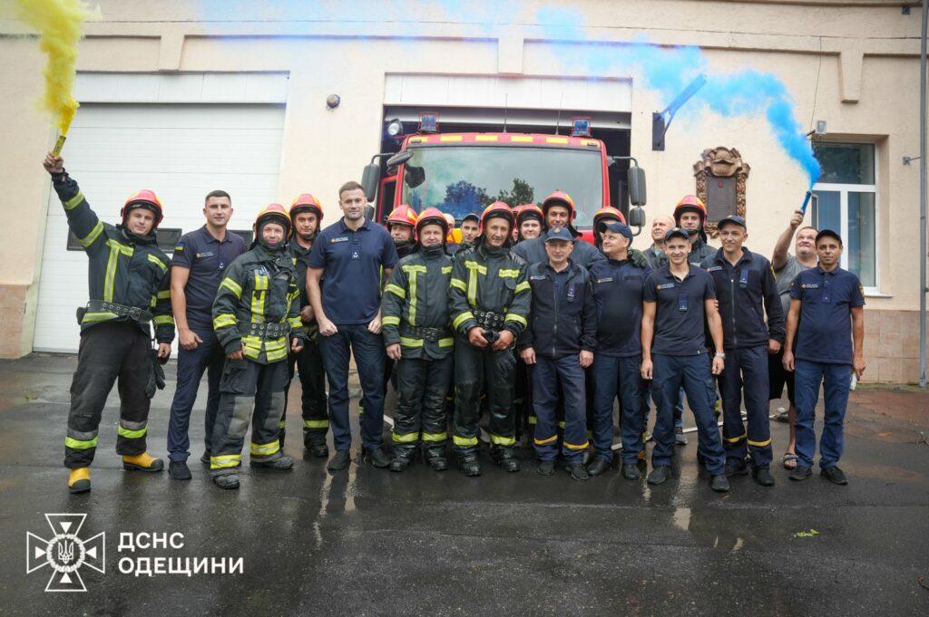 Одеські вогнеборці з почестями провели на пенсію колегу