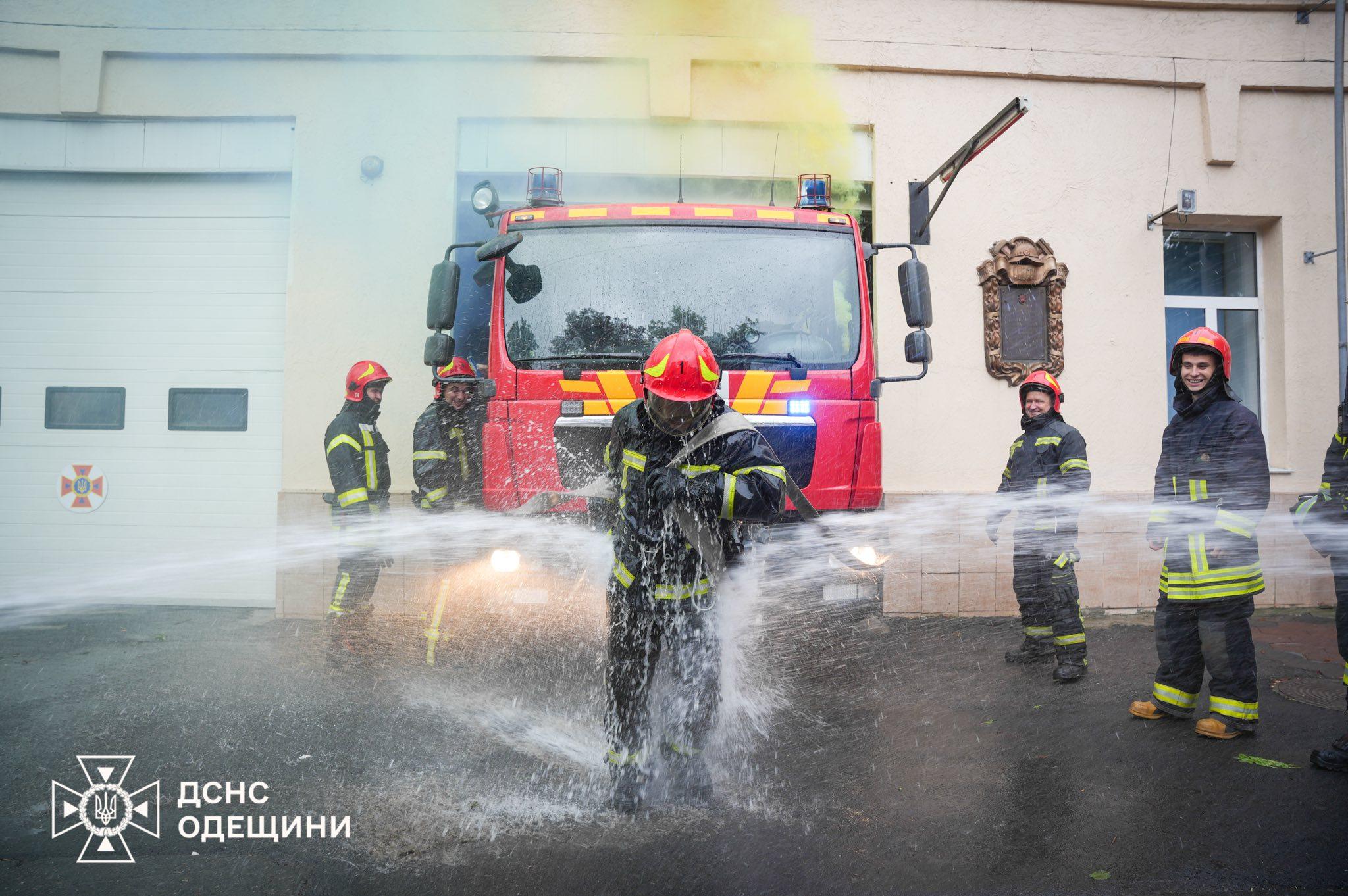 Одеські вогнеборці з почестями провели на пенсію колегу