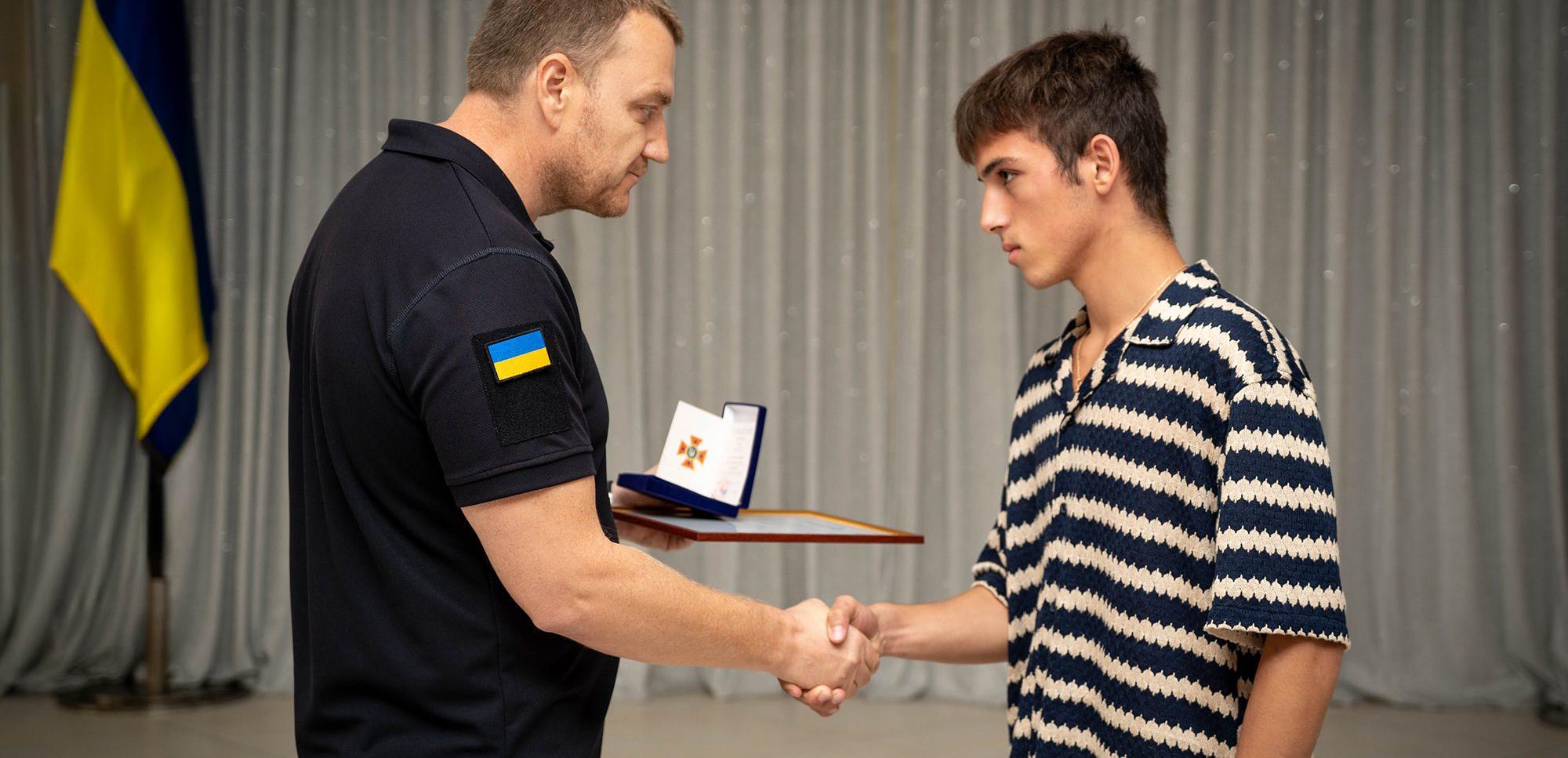 В ДСНС нагородили юнака з Одеської області, який врятував з-під завалів свого товариша В ДСНС нагородили юнака з Одеської області, який врятував з-під завалів свого товариша