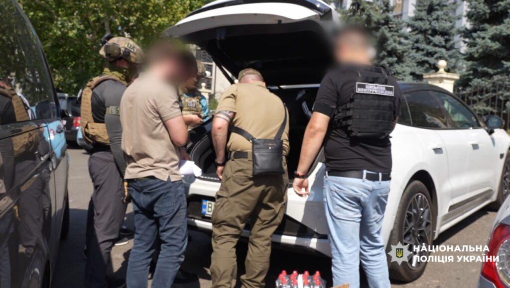 В Одесі викрили схему ухилення від мобілізації за 11 тисяч доларів — затримали адвоката та посадовця