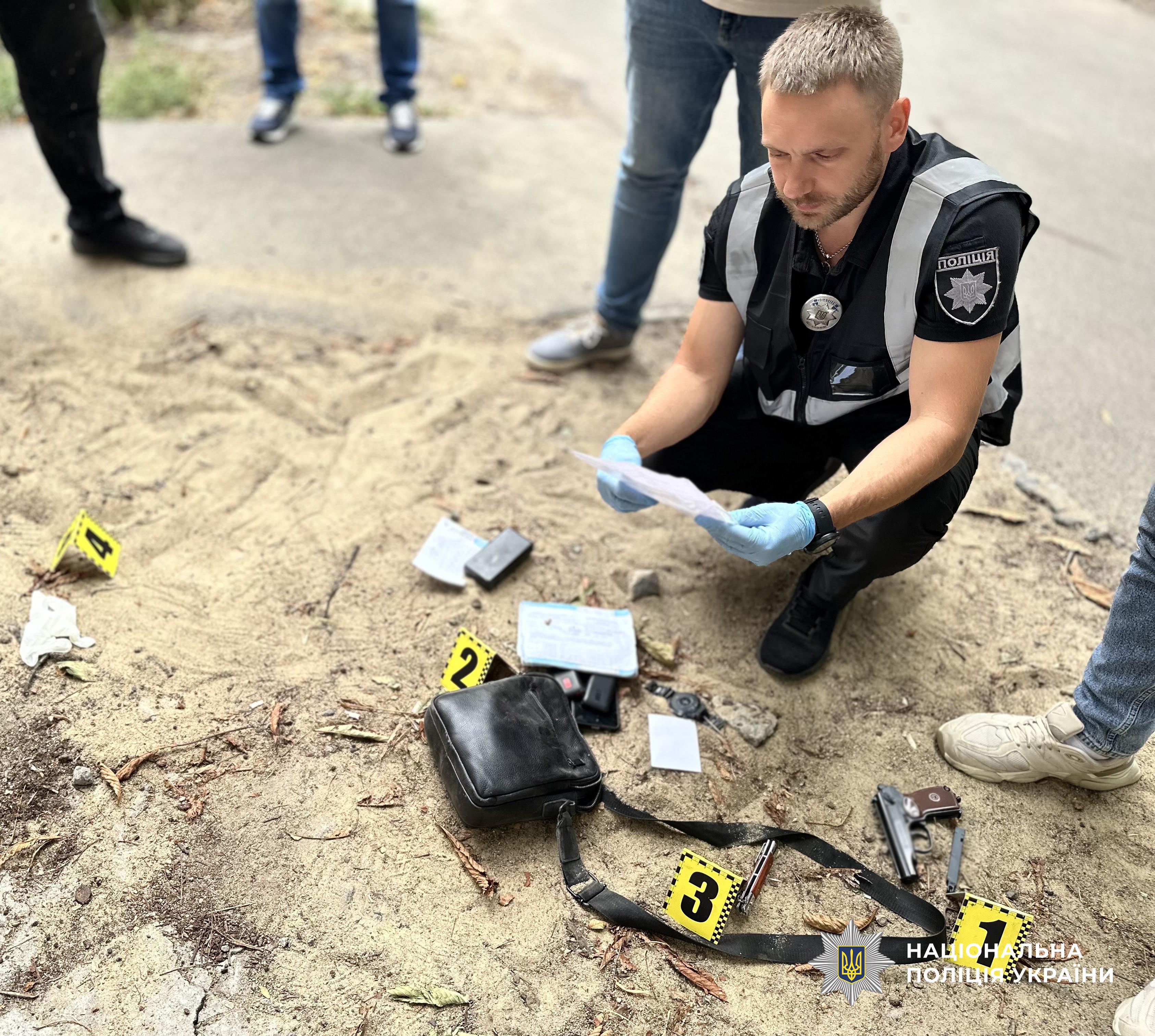В Одесі чоловік, погрожуючи пістолетом, викрав автівку таксиста