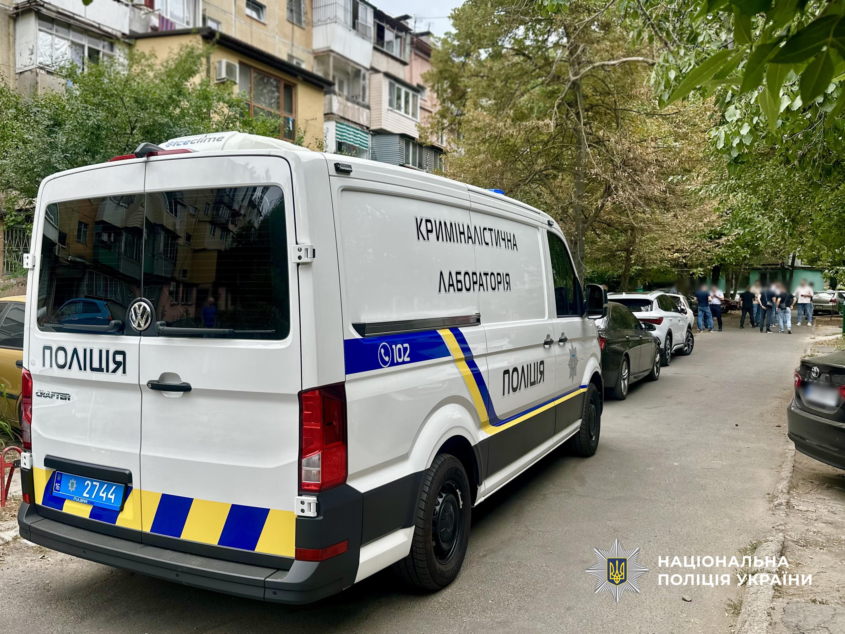 В Одесі чоловік, погрожуючи пістолетом, викрав автівку таксиста