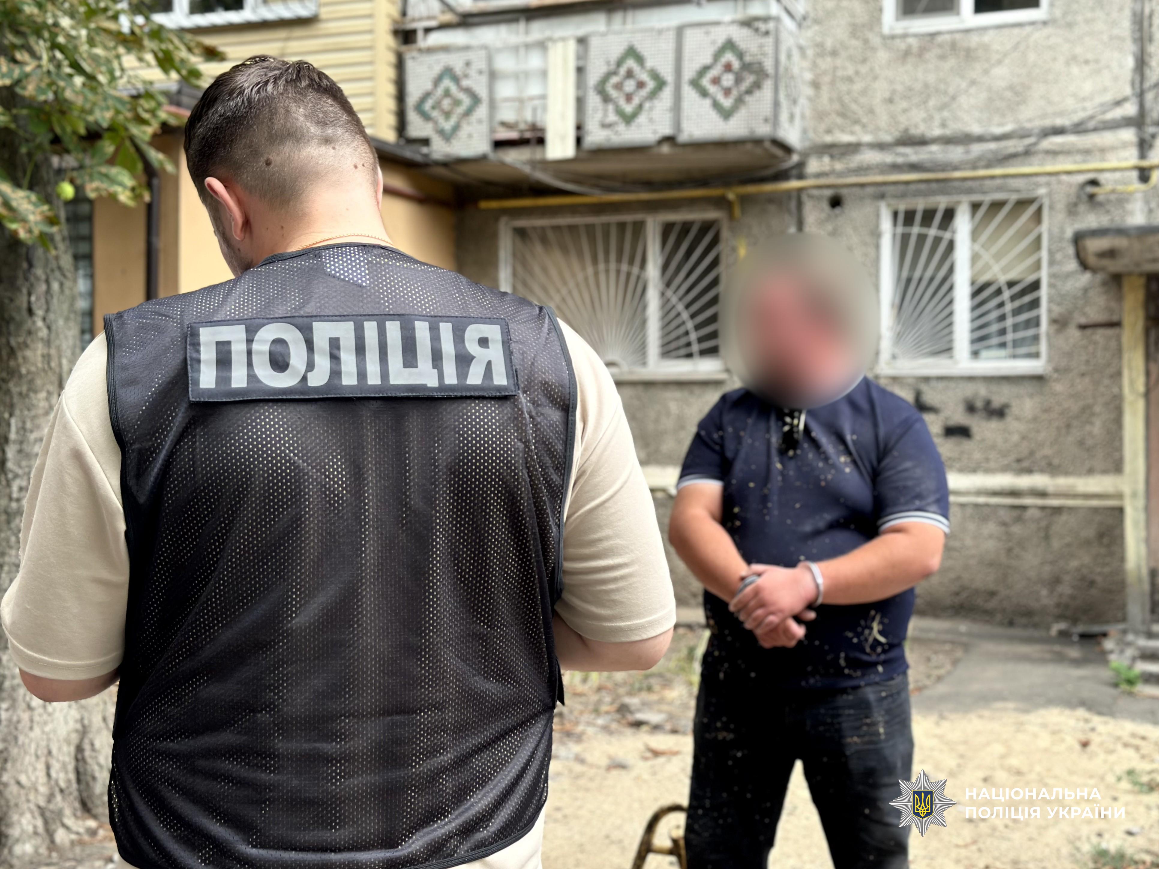 В Одесі чоловік, погрожуючи пістолетом, викрав автівку таксиста