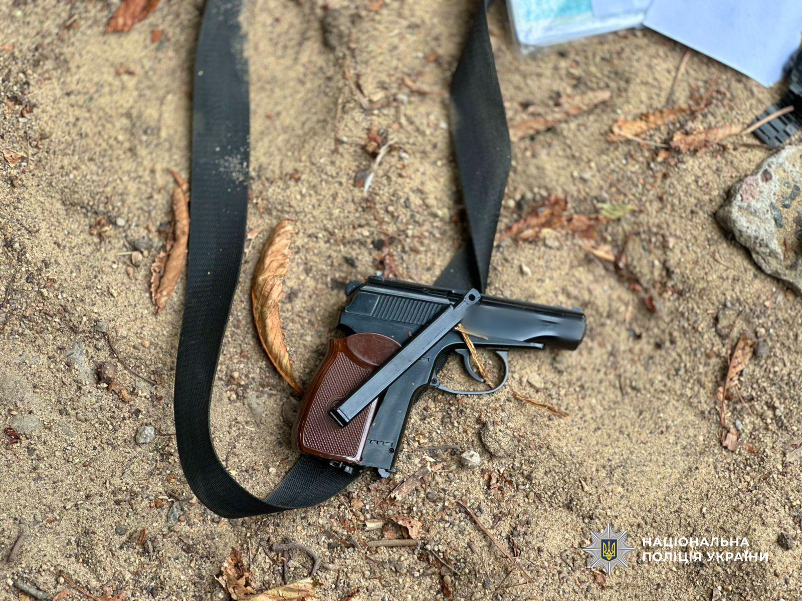 В Одесі чоловік, погрожуючи пістолетом, викрав автівку таксиста