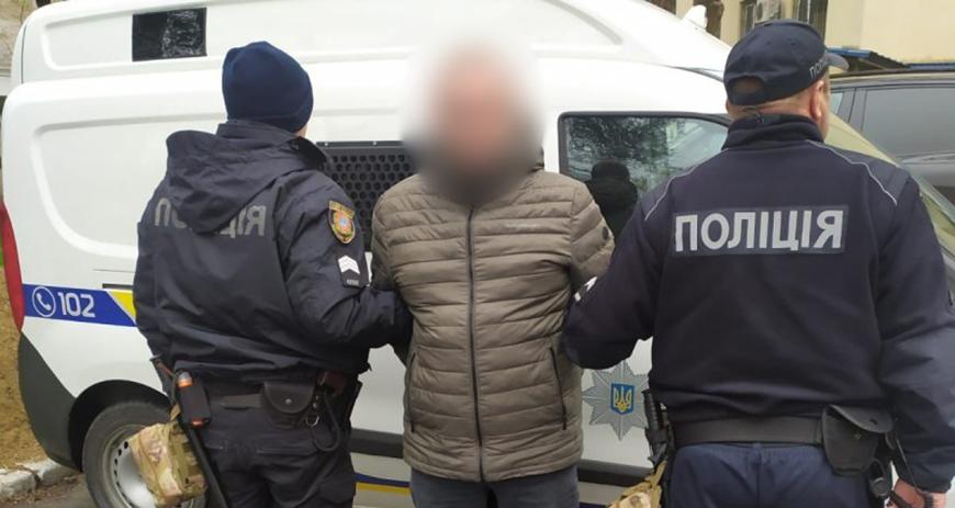 Пригрозив пістолетом та заволодів грошима: суд засудив одесита за напад на водія авто