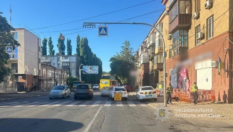 В Одессе легковушка на пешеходном переходе сбила 17-летнюю девушку В Одессе легковушка на пешеходном переходе сбила 17-летнюю девушку