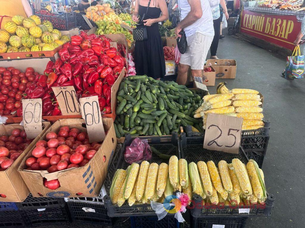 Виноград, «синие» и ребра: субботние цены на одесском «Привозе»