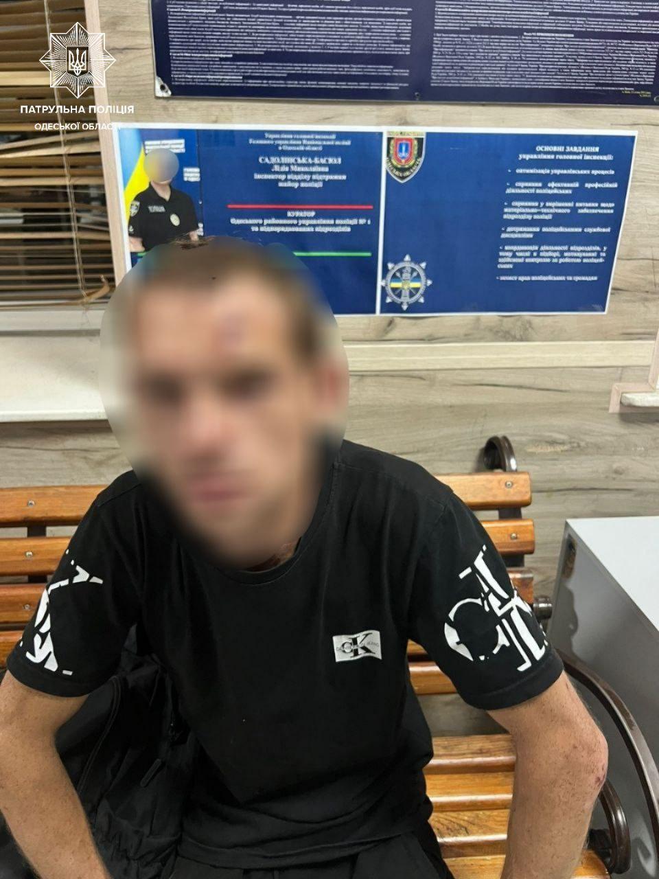 Душив і відібрав телефон: в одеському сквері на жінку напав незнайомець