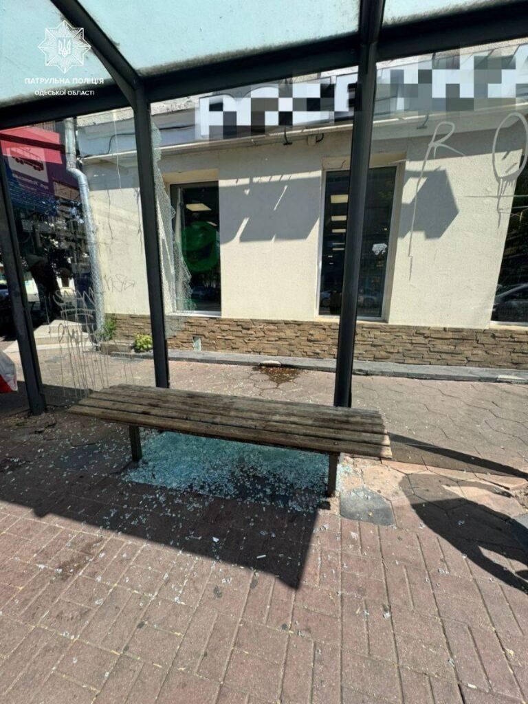 Разгромил остановку общественного транспорта: в Одессе задержали хулигана