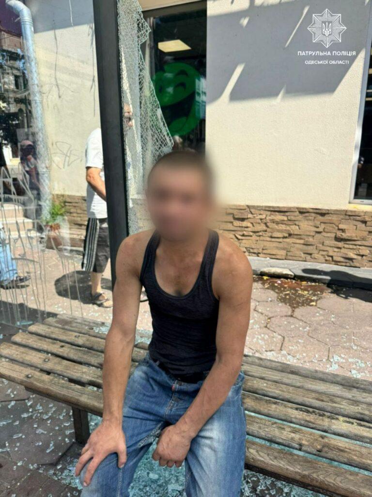 Разгромил остановку общественного транспорта: в Одессе задержали хулигана