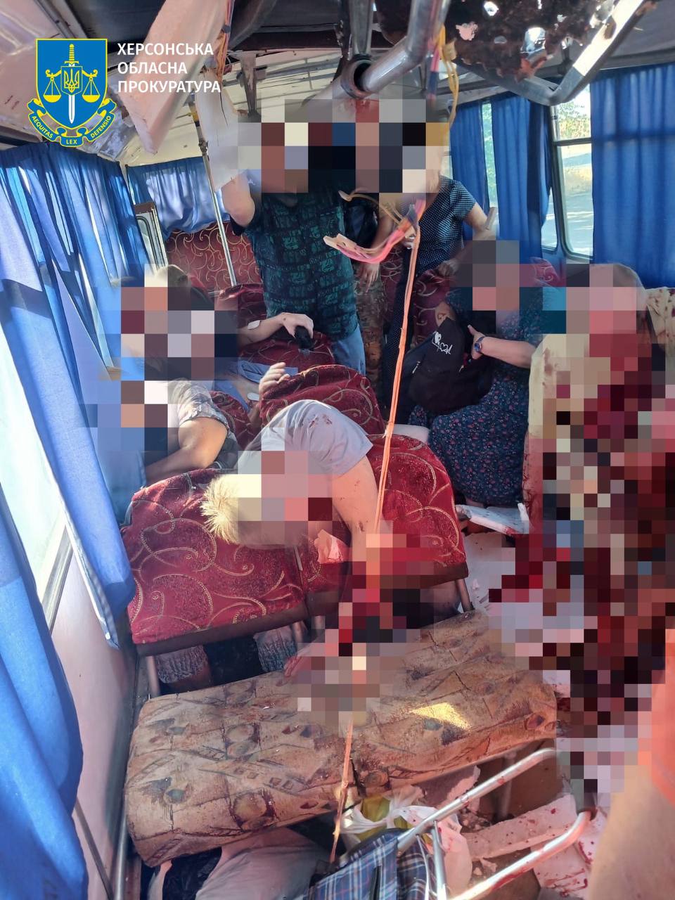 РФ атаковала маршрутный автобус под Херсоном: двое погибших, 16 раненых РФ атаковала маршрутный автобус под Херсоном: двое погибших, 16 раненых