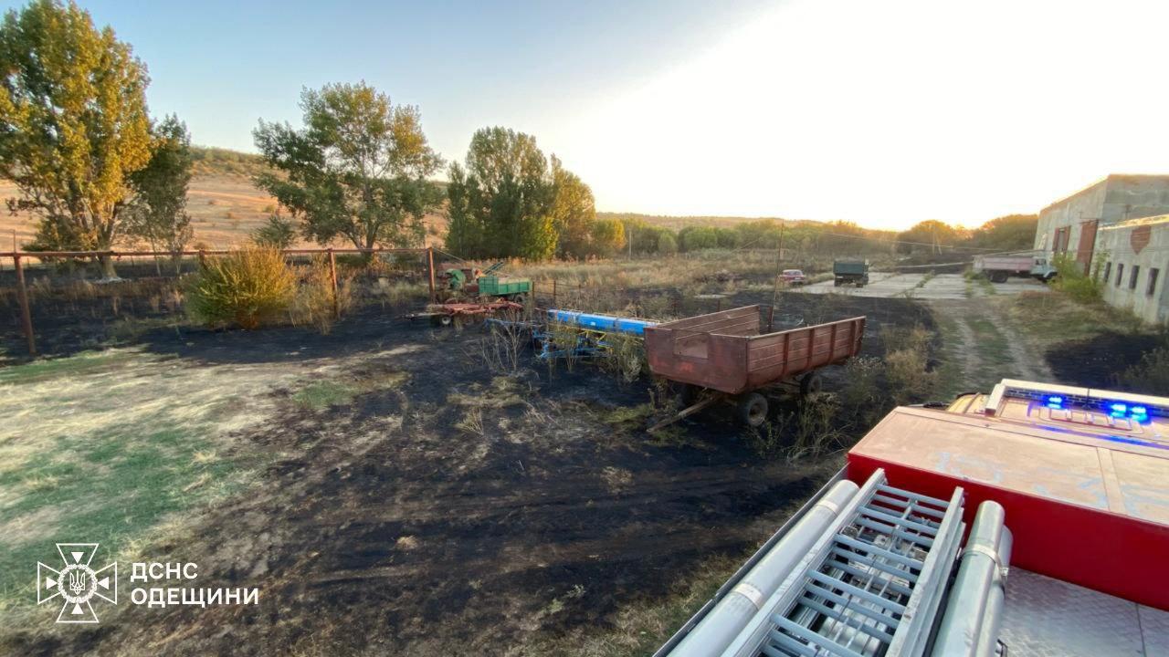 На Одещині вогонь охопив гектари стерні та пошкодив господарські будівлі (фото)