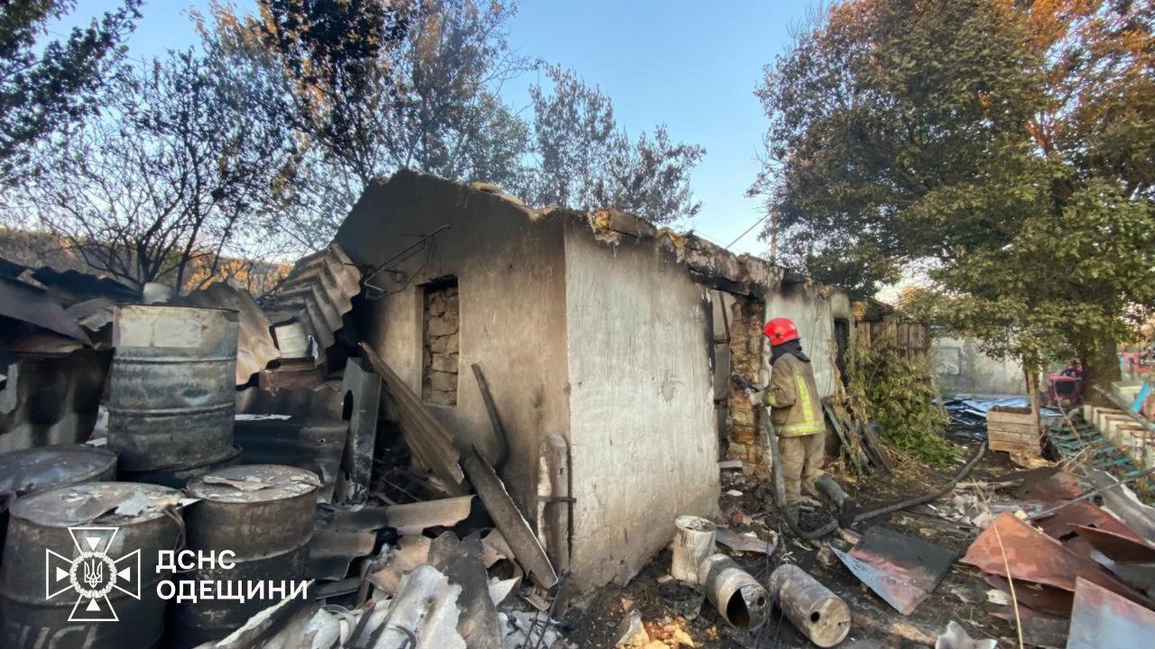 На Одещині вогонь охопив гектари стерні та пошкодив господарські будівлі (фото)