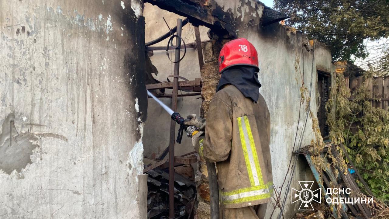 На Одещині вогонь охопив гектари стерні та пошкодив господарські будівлі (фото)