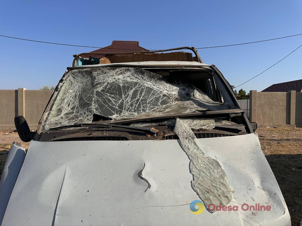 Пошкоджені будинок та автівка: наслідки атаки РФ на Одеський район (фото)