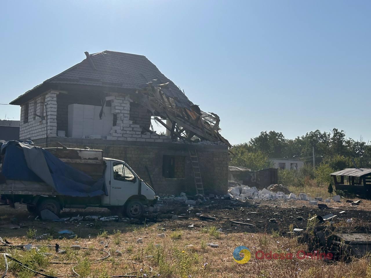 Пошкоджені будинок та автівка: наслідки атаки РФ на Одеський район (фото)