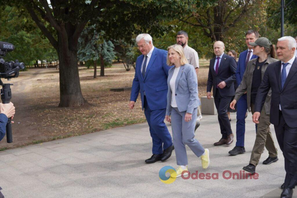 Глава МИД Австрии впервые прибыла с визитом в Одессу