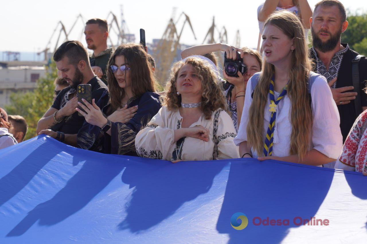 В Одесі на Потьомкінських сходах розгорнули 34-метровий прапор України (фото)