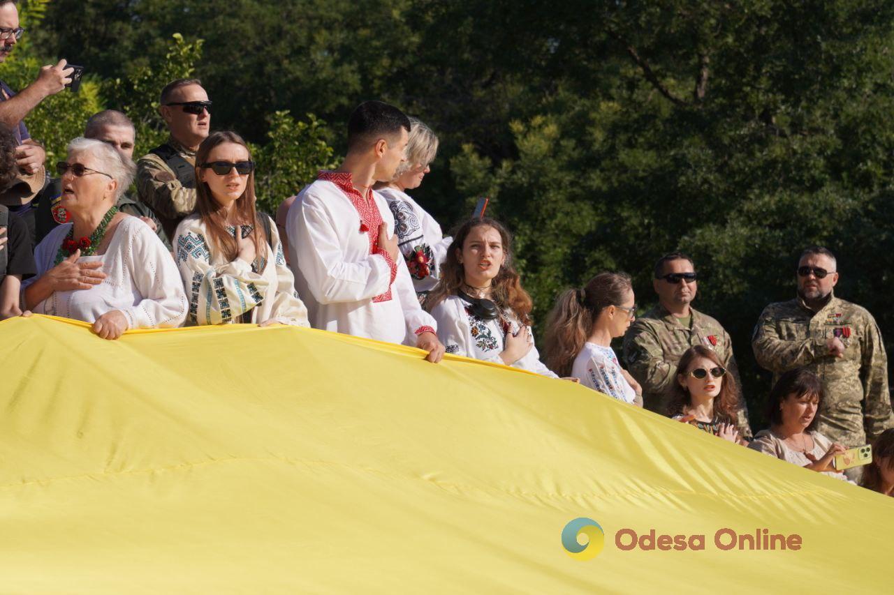 В Одесі на Потьомкінських сходах розгорнули 34-метровий прапор України (фото)