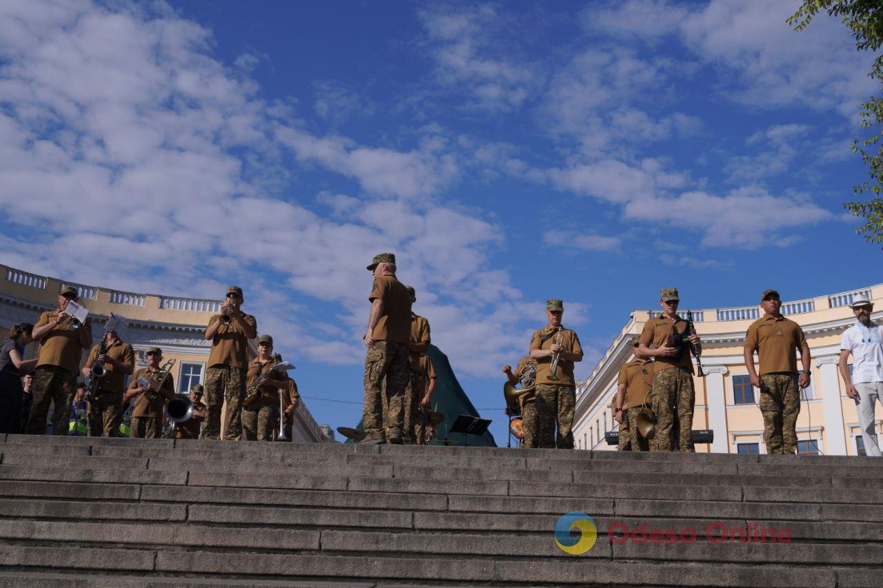 В Одесі на Потьомкінських сходах розгорнули 34-метровий прапор України (фото)