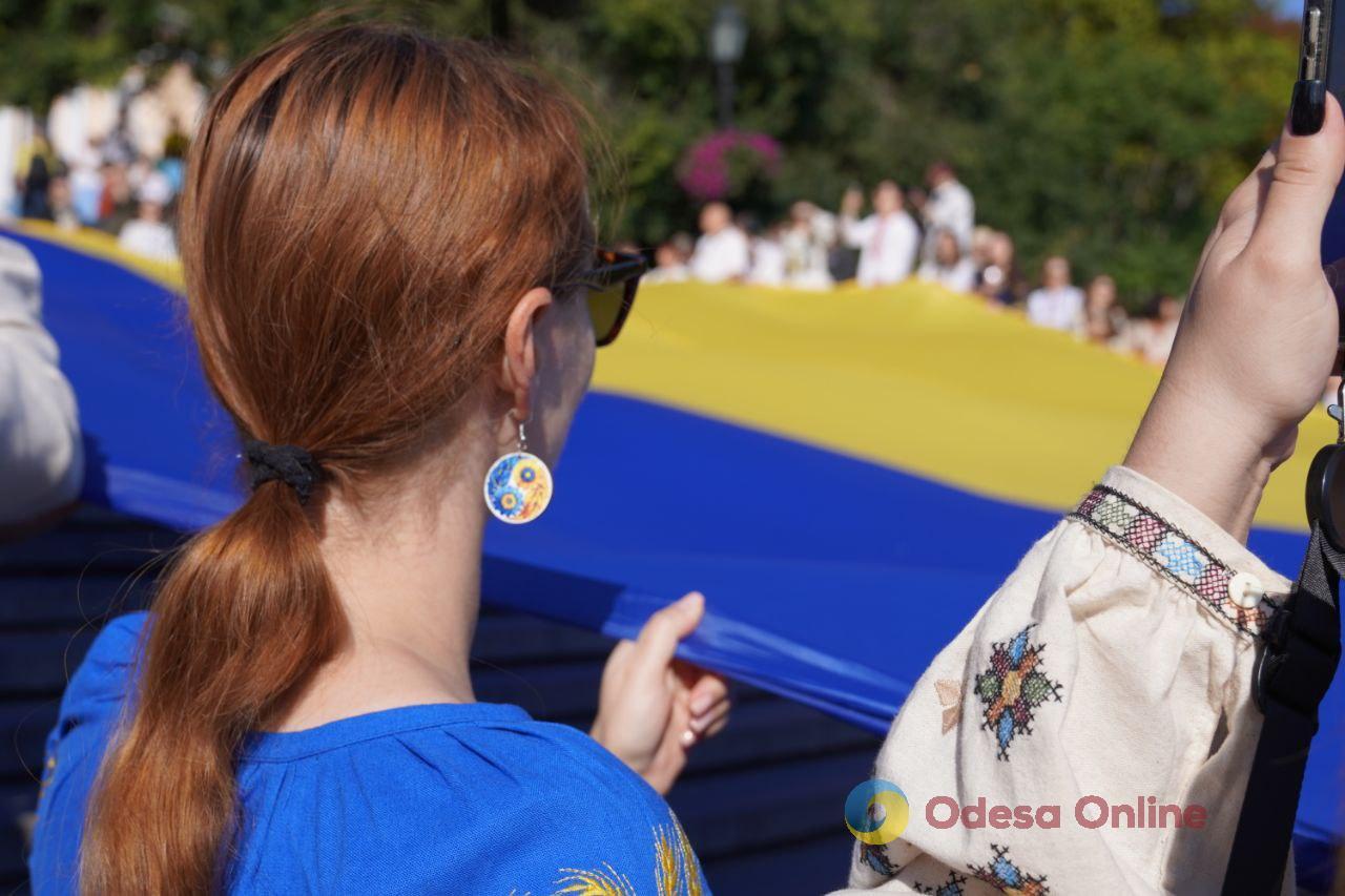 В Одесі на Потьомкінських сходах розгорнули 34-метровий прапор України (фото)