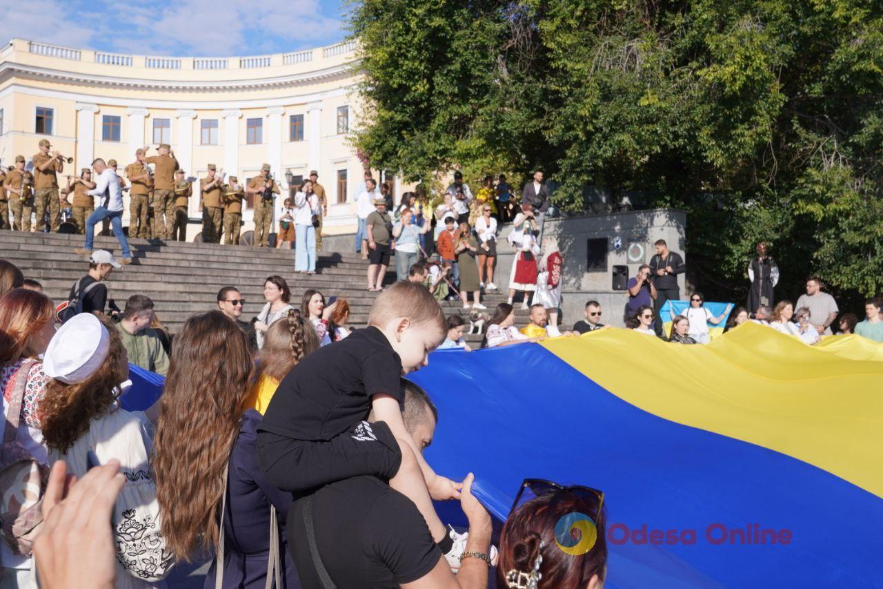 В Одесі на Потьомкінських сходах розгорнули 34-метровий прапор України (фото)
