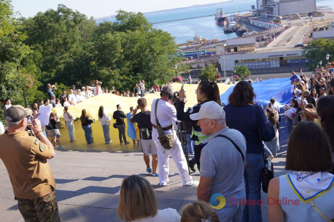 В Одесі на Потьомкінських сходах розгорнули 34-метровий прапор України (фото)